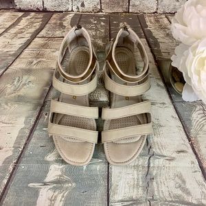 Tsubo Women’s Gray Nubuck Gladiator Sandals Sz 9.5